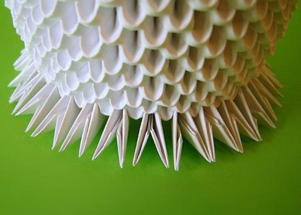 モジュールから白鳥の折り紙を作る方法 - 写真とビデオを使った段階的な指示