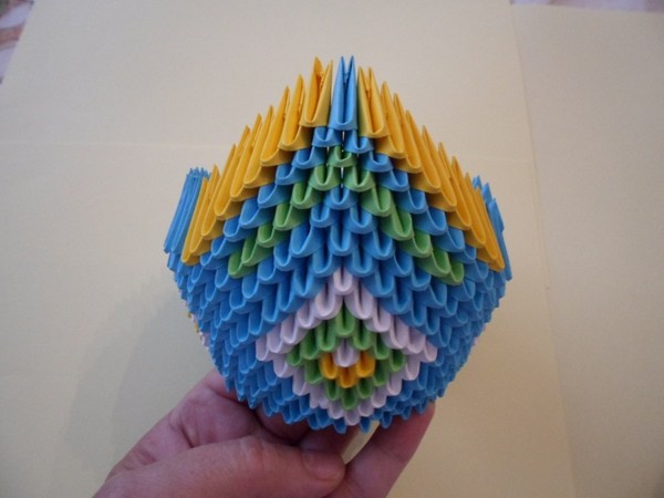 モジュールから白鳥の折り紙を作る方法 - 写真とビデオを使った段階的な指示