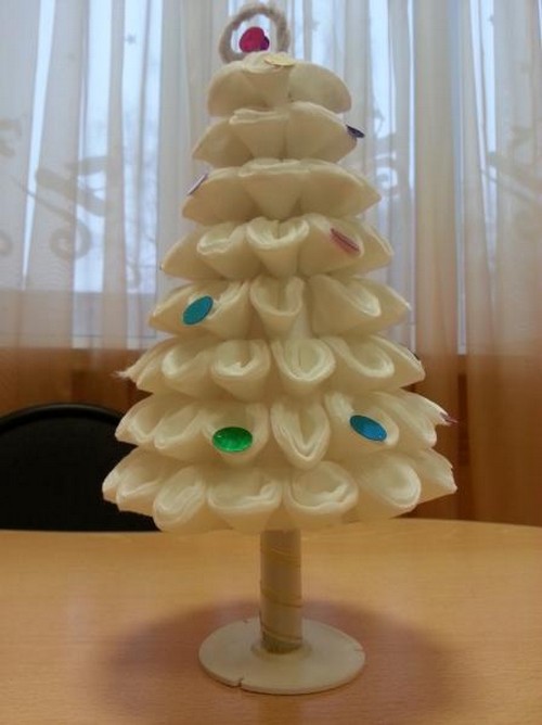 幼稚園の新年の工芸品：綿毛でできた木、マスタークラス