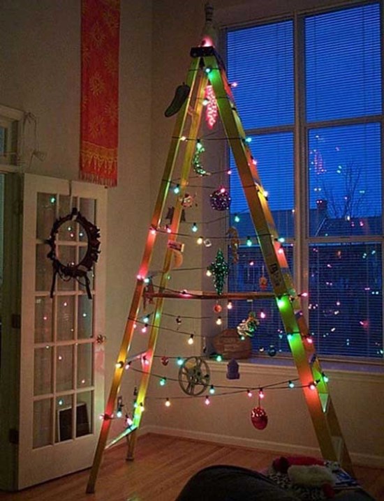 あなた自身の手でクリスマスツリーの新年の装飾:写真マスタークラス