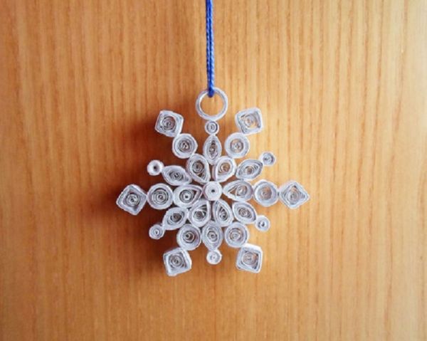 2017年の新年のための美しい雪片 - 紙と写真を段階的に描いています。折り紙技術の大きな雪片の子供のためのマスタークラス
