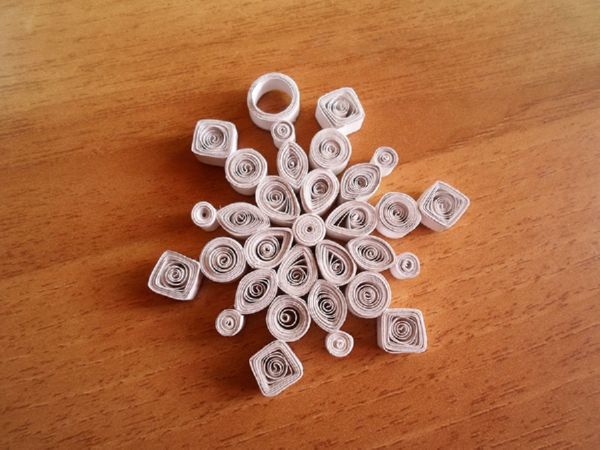 2017年の新年のための美しい雪片 - 紙と写真を段階的に描いています。折り紙技術の大きな雪片の子供のためのマスタークラス