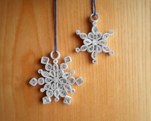 2017年の新年のための美しい雪片 - 紙と写真を段階的に描いています。折り紙技術の大きな雪片の子供のためのマスタークラス
