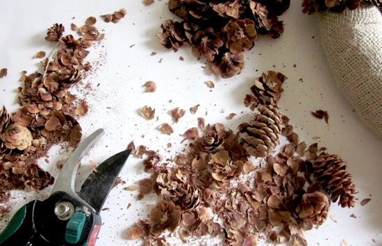 自分の手で小枝で作られた秋の工芸品