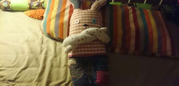 あなた自身の手で柔らかいおもちゃのバニー