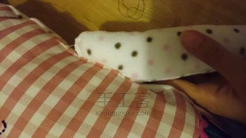 あなた自身の手で柔らかいおもちゃのバニー
