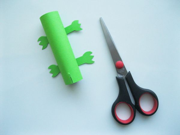 自分の手で色紙で作ったワニ