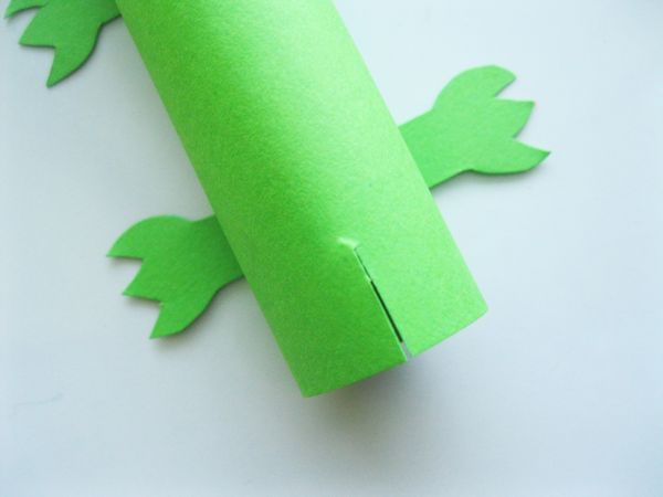 自分の手で色紙で作ったワニ