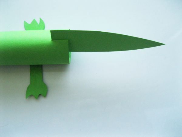 自分の手で色紙で作ったワニ