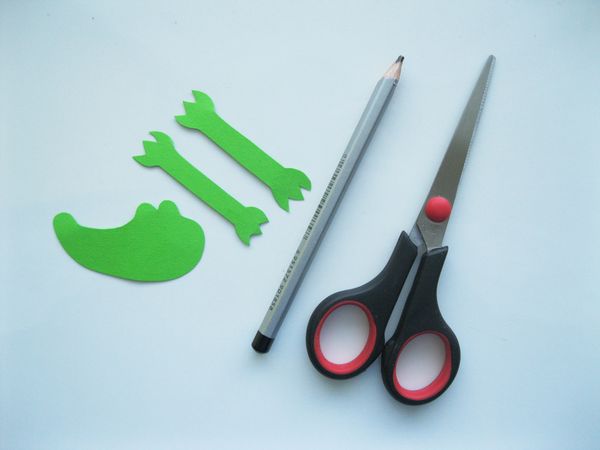 自分の手で色紙で作ったワニ