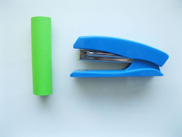 自分の手で色紙で作ったワニ