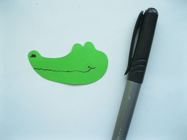 自分の手で色紙で作ったワニ