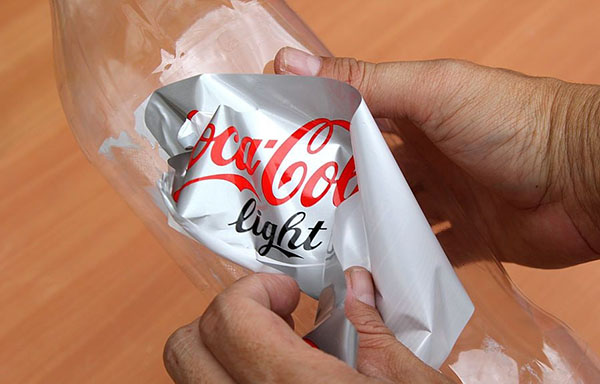 庭と果樹園のために手で持っているペットボトルの新しい工芸品
