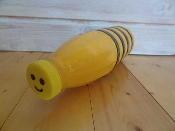 庭と果樹園のために手で持っているペットボトルの新しい工芸品