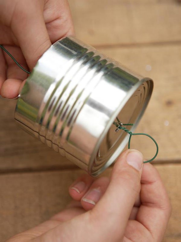 庭と果樹園のために手で持っているペットボトルの新しい工芸品