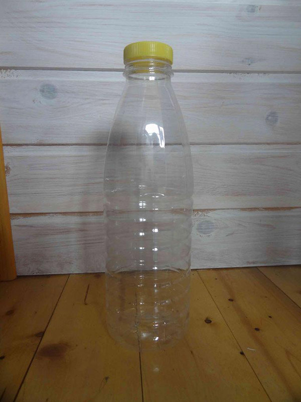 庭と果樹園のために手で持っているペットボトルの新しい工芸品