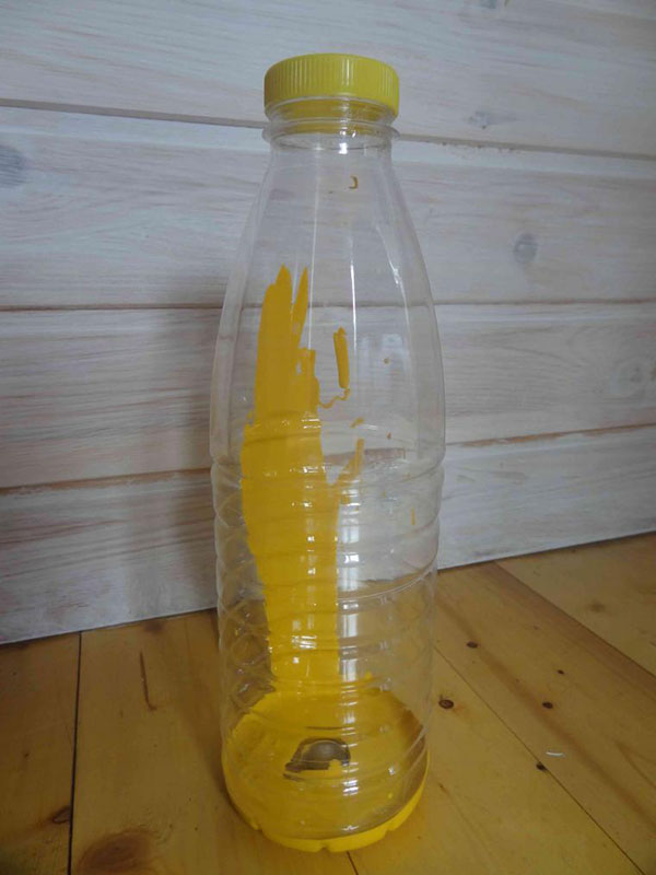 庭と果樹園のために手で持っているペットボトルの新しい工芸品