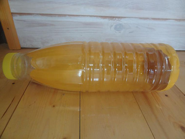 庭と果樹園のために手で持っているペットボトルの新しい工芸品