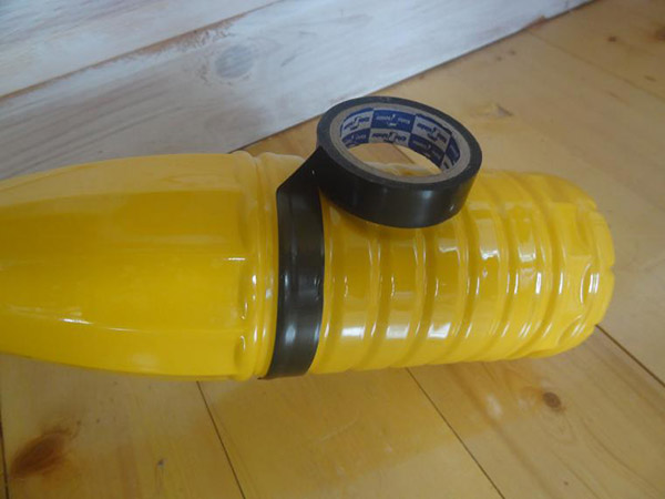 庭と果樹園のために手で持っているペットボトルの新しい工芸品