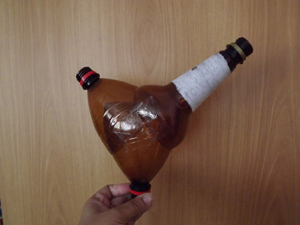 庭と果樹園のために手で持っているペットボトルの新しい工芸品