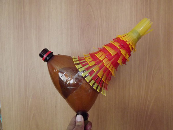庭と果樹園のために手で持っているペットボトルの新しい工芸品