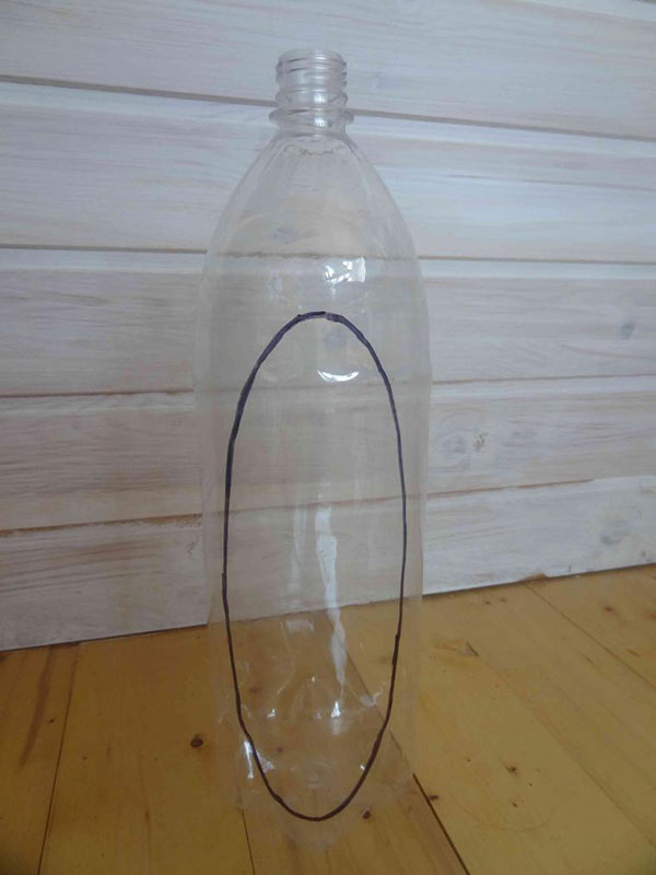 庭と果樹園のために手で持っているペットボトルの新しい工芸品