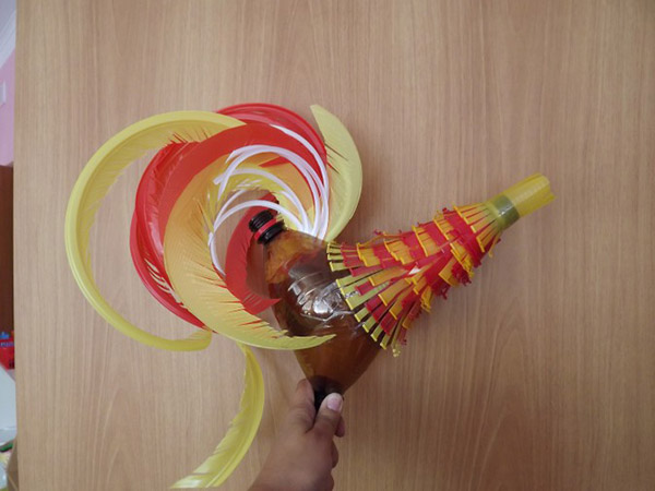 庭と果樹園のために手で持っているペットボトルの新しい工芸品
