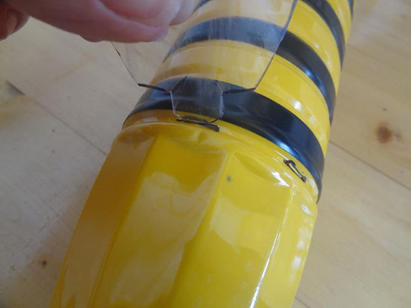 庭と果樹園のために手で持っているペットボトルの新しい工芸品