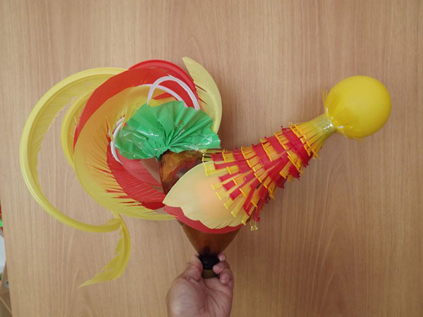 庭と果樹園のために手で持っているペットボトルの新しい工芸品