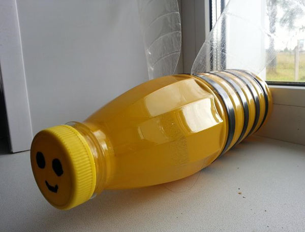 庭と果樹園のために手で持っているペットボトルの新しい工芸品