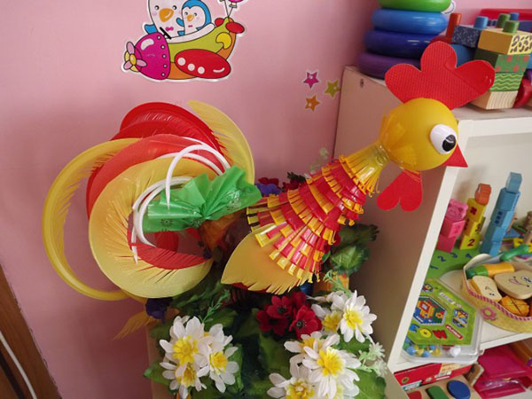 庭と果樹園のために手で持っているペットボトルの新しい工芸品