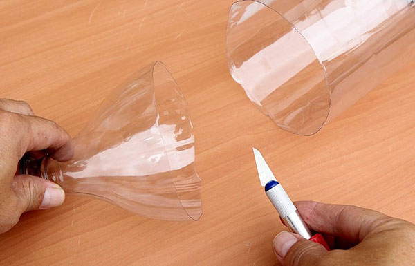庭と果樹園のために手で持っているペットボトルの新しい工芸品