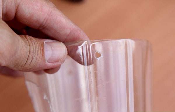 庭と果樹園のために手で持っているペットボトルの新しい工芸品