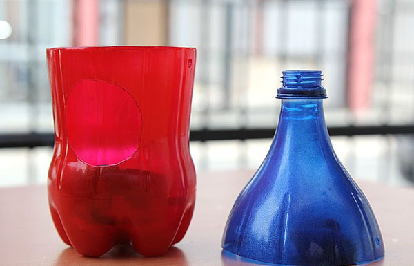 庭と果樹園のために手で持っているペットボトルの新しい工芸品