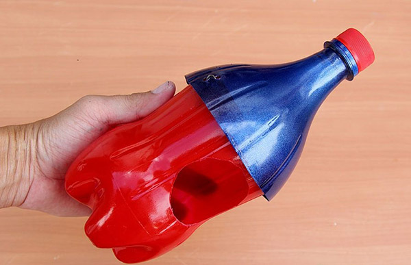 庭と果樹園のために手で持っているペットボトルの新しい工芸品