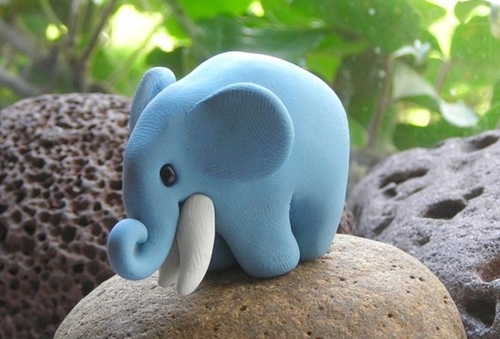 自分の手で子供たちのためのplasticineからの工芸品