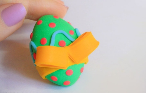 自分の手で子供たちのためのplasticineからの工芸品