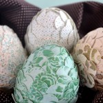イースター工芸品：紙の卵で飾られた