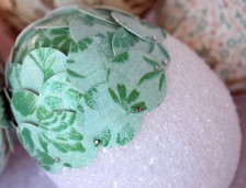 イースター工芸品：紙の卵で飾られた