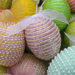 イースターのための工芸品：ビーズで卵を編む
