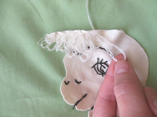 柔らかいおもちゃが自分の手で