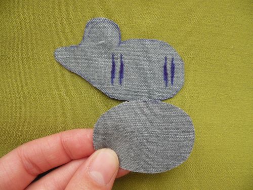 柔らかいおもちゃが自分の手で