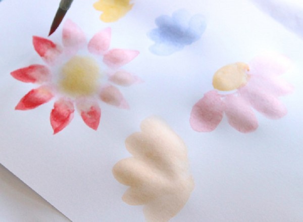 自分の手で母の日に描く：鉛筆、塗料、幼稚園、学校