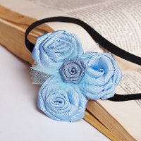 自分の手でリボンからのバラ
