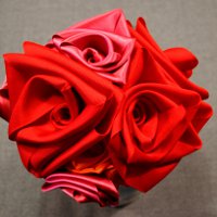 自分の手でリボンからのバラ