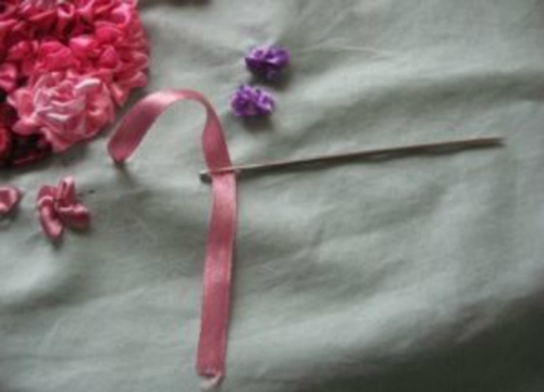 リボン付き刺繍：バスケットに入れたライラック