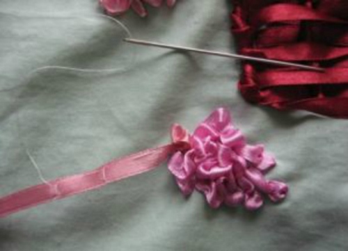 リボン付き刺繍：バスケットに入れたライラック