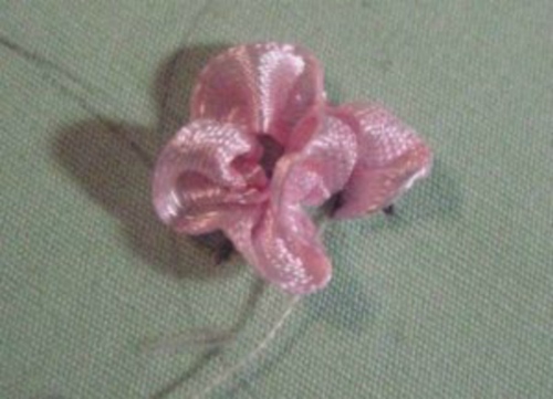 リボン付き刺繍：バスケットに入れたライラック