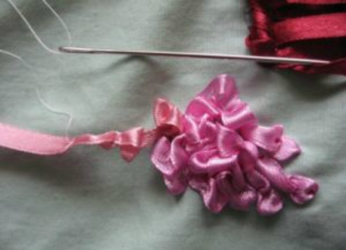 リボン付き刺繍：バスケットに入れたライラック