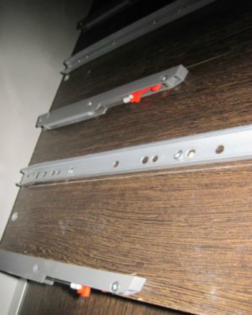自分の手で組み込んだワードローブ